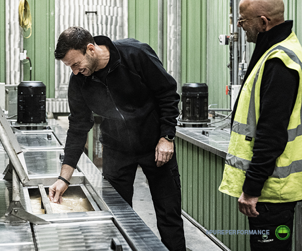 Bath condition assessment during a customer visit. Regular monitoring of the wash bath ensures consistent cleaning performance and maximum bath life.