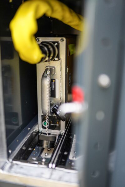 Fully electric and emission-free: Up to eight ROBEL E³batteries provide operating times of up to nine hours, while battery changes take only a few minutes.