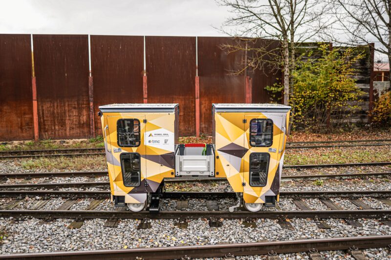 Two operator cabins accommodateup to four people and enable efficient operation in both directions on closed tracks – without the need to turn the vehicle.