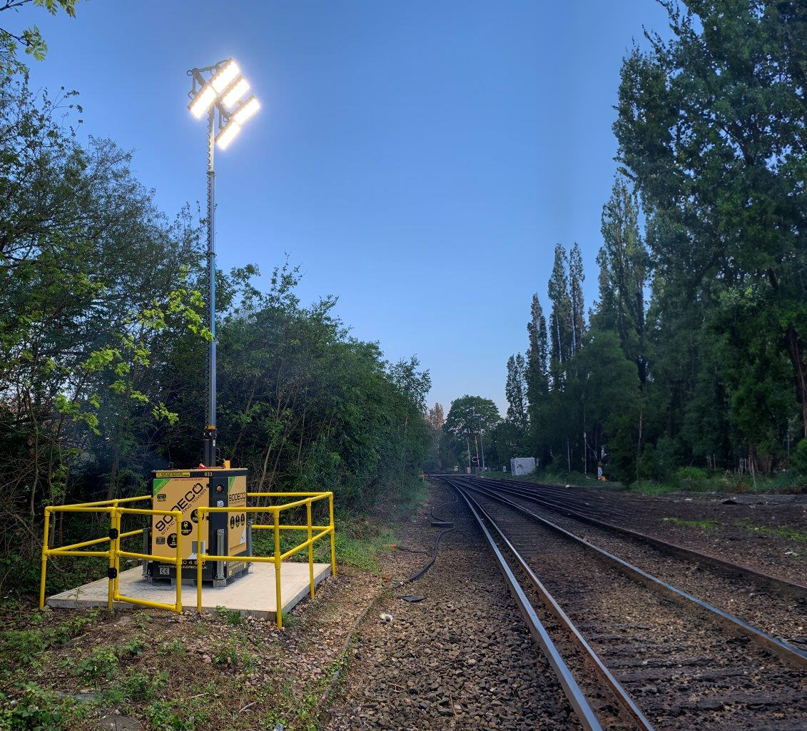 900ECO static lighting tower installed trackside at dusk