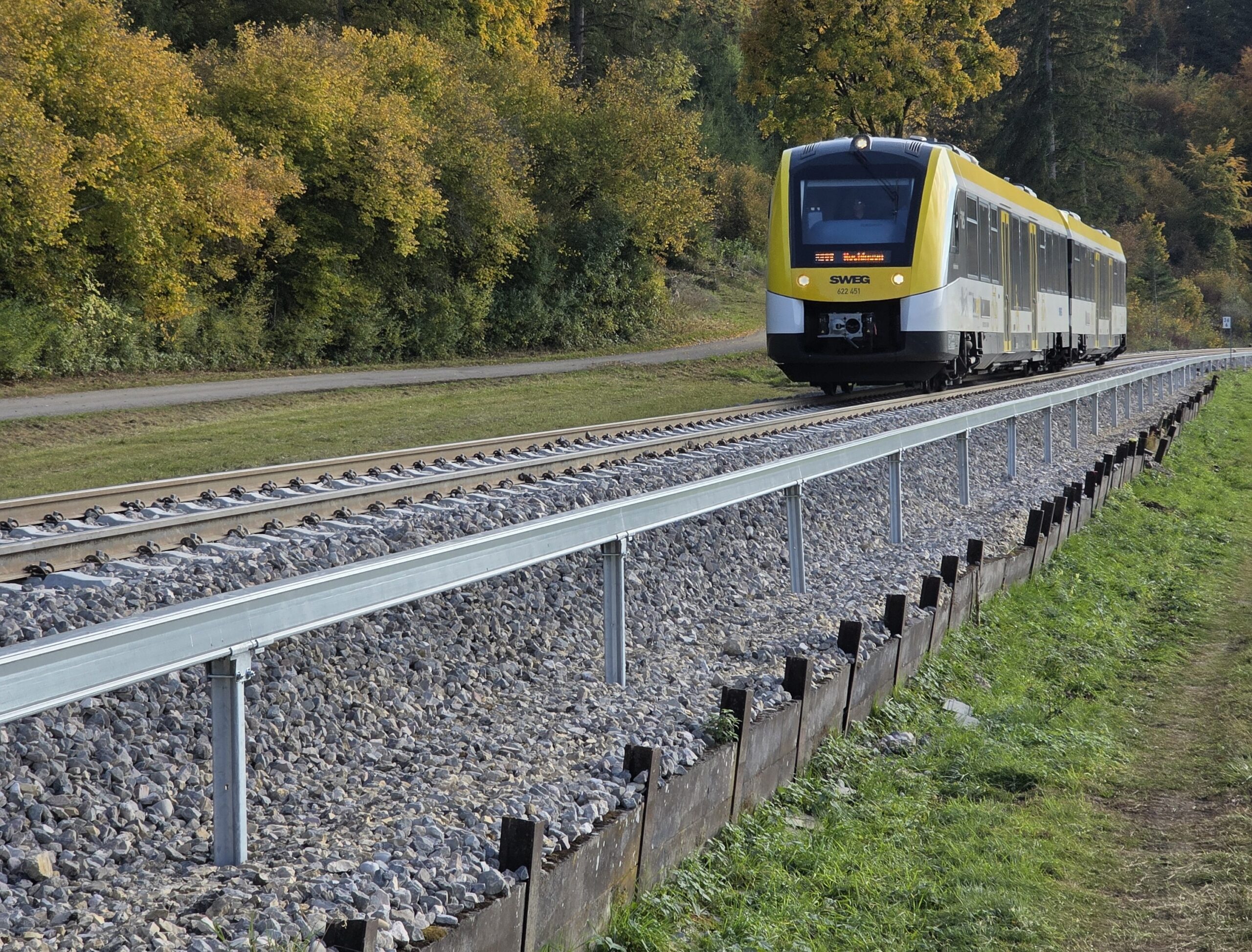 ARCOSYSTEM rail cable troughing post-mounted trackside at Jungnau in southern Germany