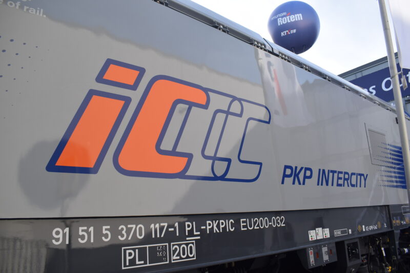 The PKP Intercity logo on the flank of EU200-032. The lettering below shows the locomotive's full European vehicle number, 91 51 5 370 117-1 PL-PKPIC, and its 200 km/h top speed