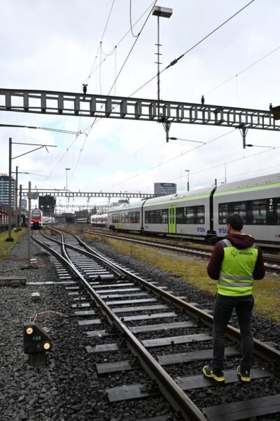Hexagon engineer observing an SBB train passing through a railway depot