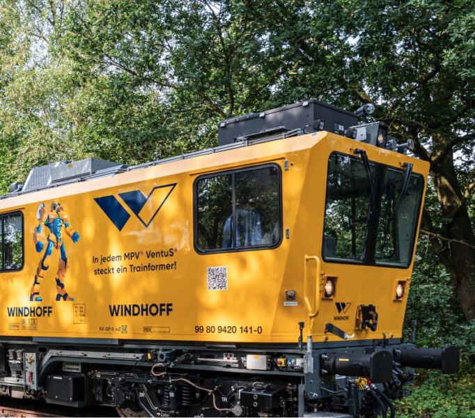 Windhoff MPV VentuS modular rail vehicle on track, fitted with ComatReleco relay technology