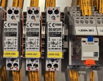 S7-PIR Push-In relay sockets installed in rows in a Windhoff control cabinet, with yellow wiring