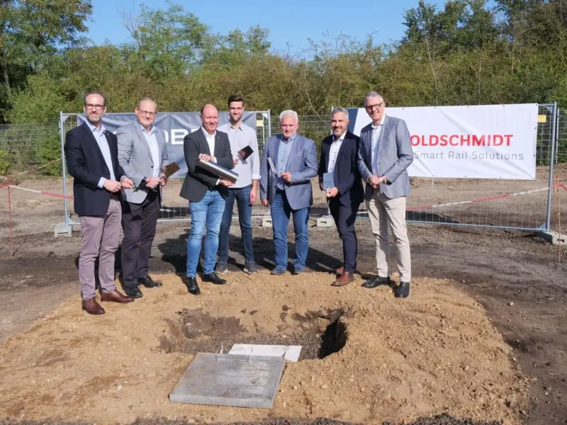 Seven representatives from Goldschmidt, Goldbeck and the City of Halle at the foundation-laying ceremony for the new multi-purpose building