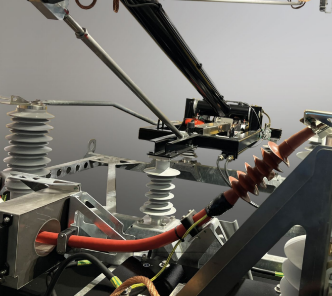 Roof-mounted high-voltage equipment on a rail vehicle: the pantograph collects power from the catenary, which runs via insulated high-voltage cabling to the vacuum main switch. Integrated current transformers measure operating currents for overcurrent protection by the MRS13R relay.